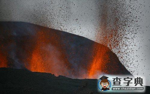 冰島火山熔巖從火山口射出1