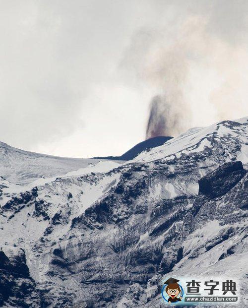 冰島火山熔巖從火山口射出4