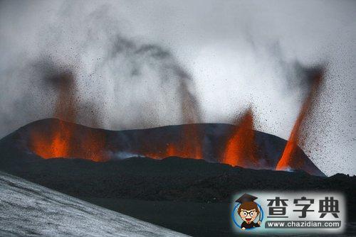 冰島火山熔巖從火山口射出2