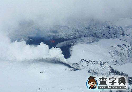 冰島火山熔巖從火山口射出3