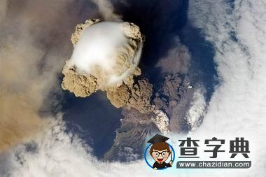 宇航員用手持照相機(jī)拍攝地面2
