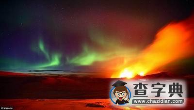絢麗北極光輝映冰島火山噴發(fā)2