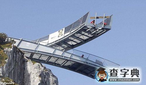 千米高懸崖上建成一座懸空觀賞塔3