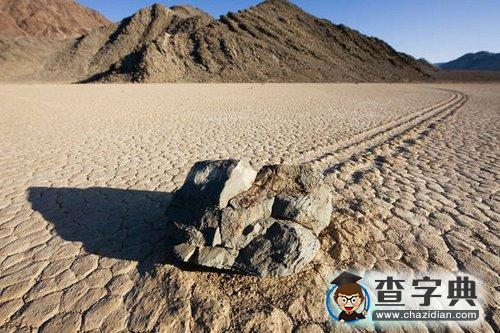 石頭在沙灘上自由“行走”2