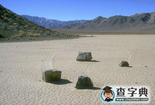 石頭在沙灘上自由“行走”1