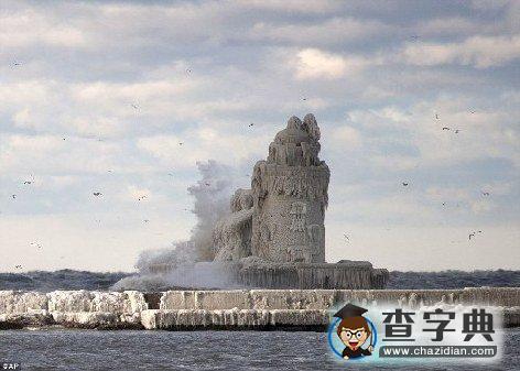 美燈塔遭冰層覆蓋似一座中世紀(jì)古堡1