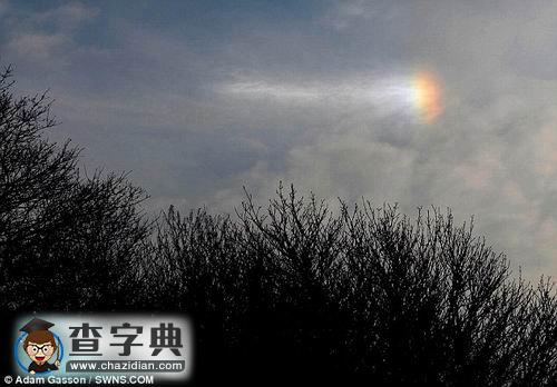 空中出現(xiàn)“UFO”實為罕見冰彩虹2