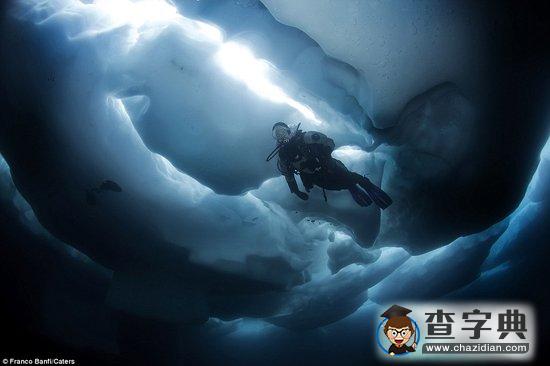 瑞士攝影師冒險(xiǎn)揭秘冰下冰川夢幻冰晶迷宮1