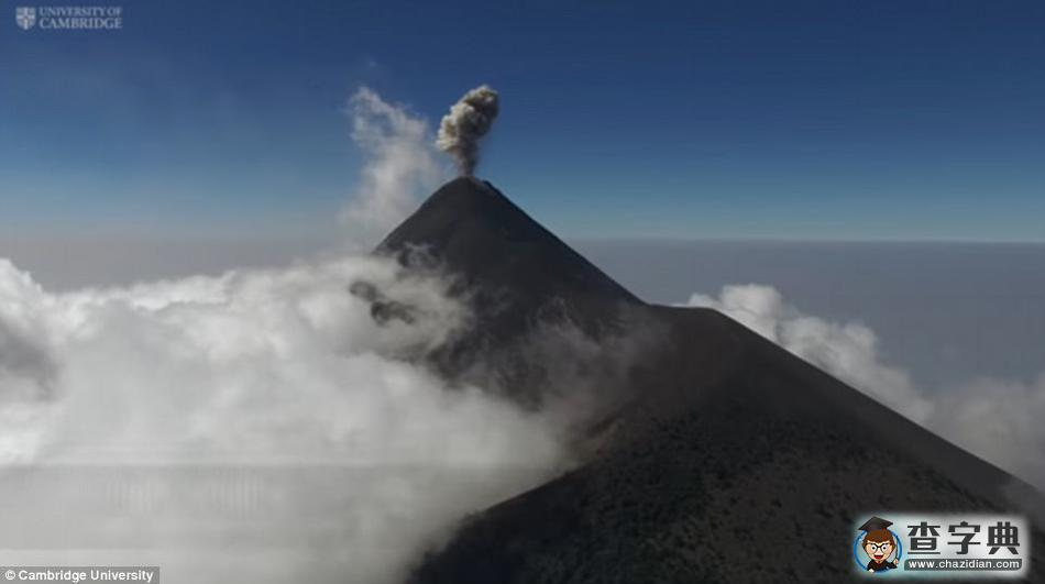 無人機(jī)拍攝危地馬拉火山噴發(fā)：每小時(shí)噴發(fā)數(shù)次6