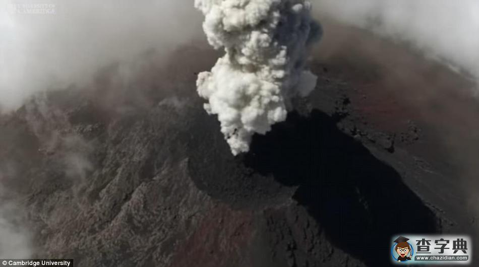 無人機(jī)拍攝危地馬拉火山噴發(fā)：每小時(shí)噴發(fā)數(shù)次3