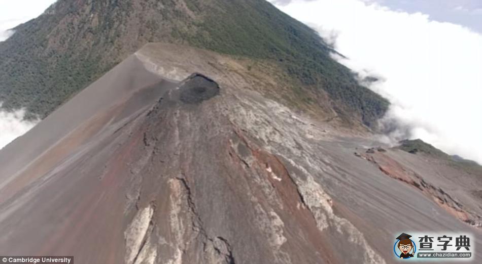 無人機(jī)拍攝危地馬拉火山噴發(fā)：每小時(shí)噴發(fā)數(shù)次4
