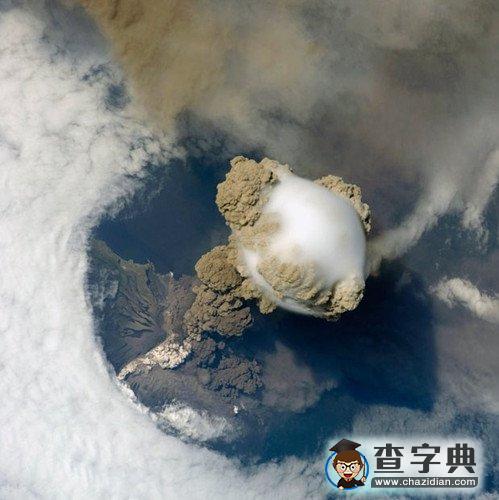 宇航員拍攝火山噴發(fā)場景 熔巖將云層噴出洞1