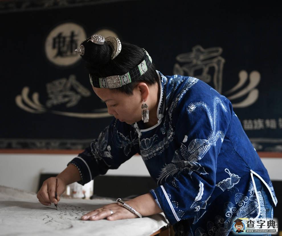 來到貴州的丹寨我才頓悟，這“東方第一染”簡(jiǎn)直就是畫在布上的史詩?。?