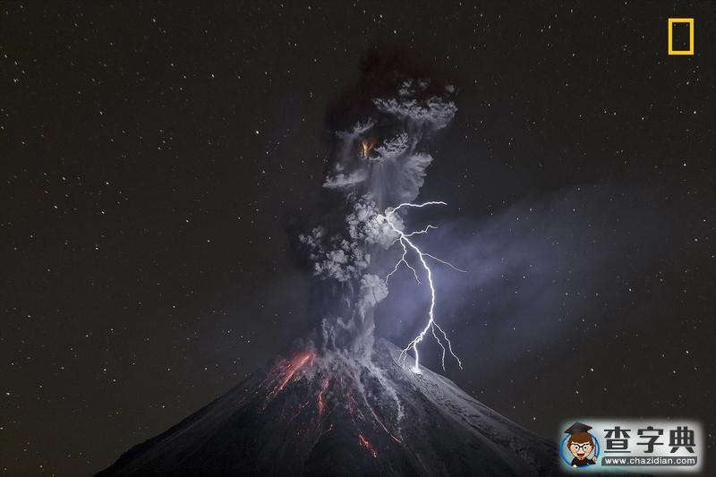 國(guó)家地理旅行者攝影大賽展世界奇景:閃電擊中噴發(fā)火山1