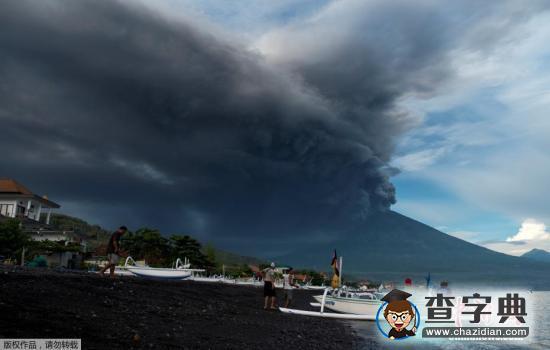 印尼阿貢火山再噴發(fā) 噴出灰雨高度達(dá)4000米(圖)3