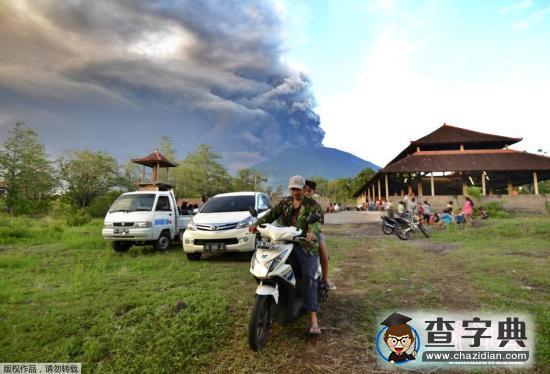印尼阿貢火山再噴發(fā) 噴出灰雨高度達(dá)4000米(圖)2