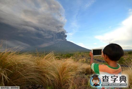 印尼阿貢火山再噴發(fā) 噴出灰雨高度達(dá)4000米(圖)1