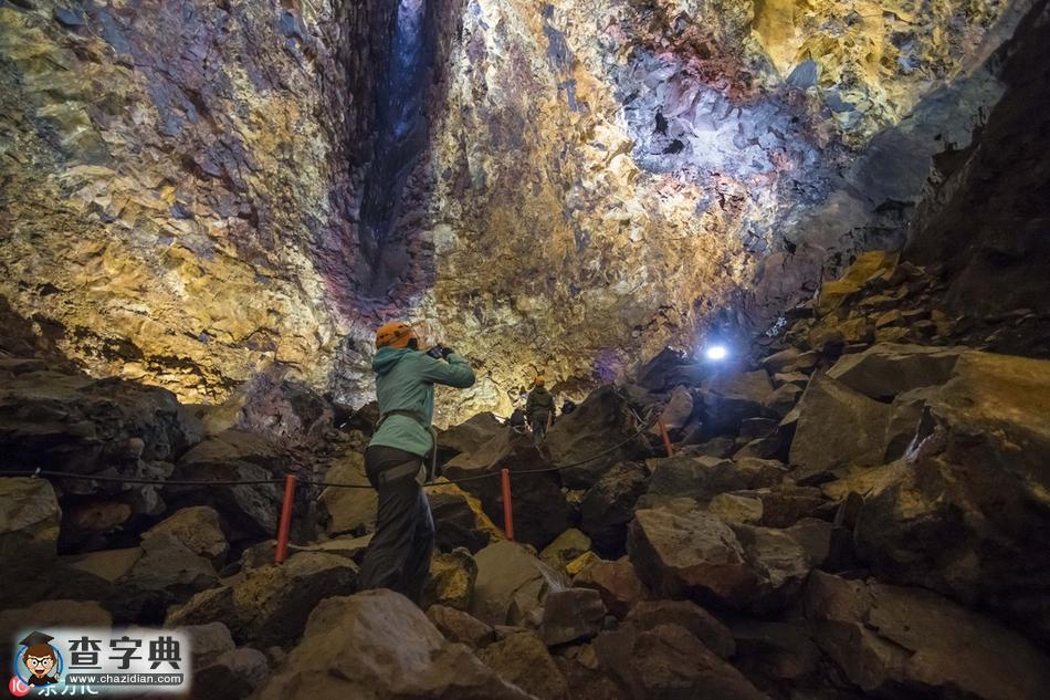 深入冰島火山心臟 熔巖沖擊形成天然“壁畫”令人震撼5