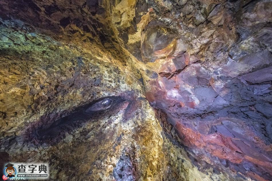 深入冰島火山心臟 熔巖沖擊形成天然“壁畫”令人震撼1