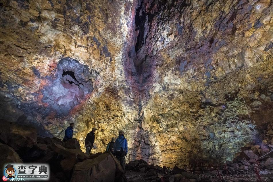 深入冰島火山心臟 熔巖沖擊形成天然“壁畫”令人震撼3