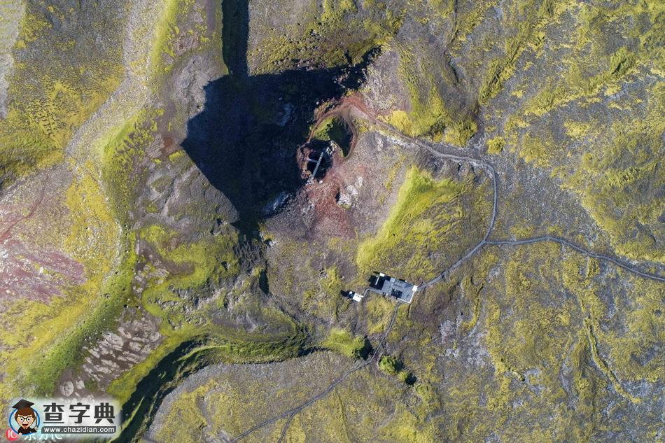 深入冰島火山心臟 熔巖沖擊形成天然“壁畫”令人震撼2
