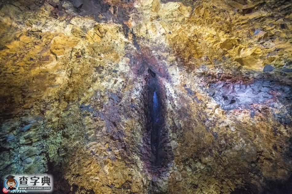 深入冰島火山心臟 熔巖沖擊形成天然“壁畫”令人震撼4