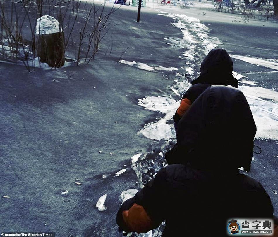 西伯利亞小鎮(zhèn)天降黑雪 居民稱仿佛生活在地獄10