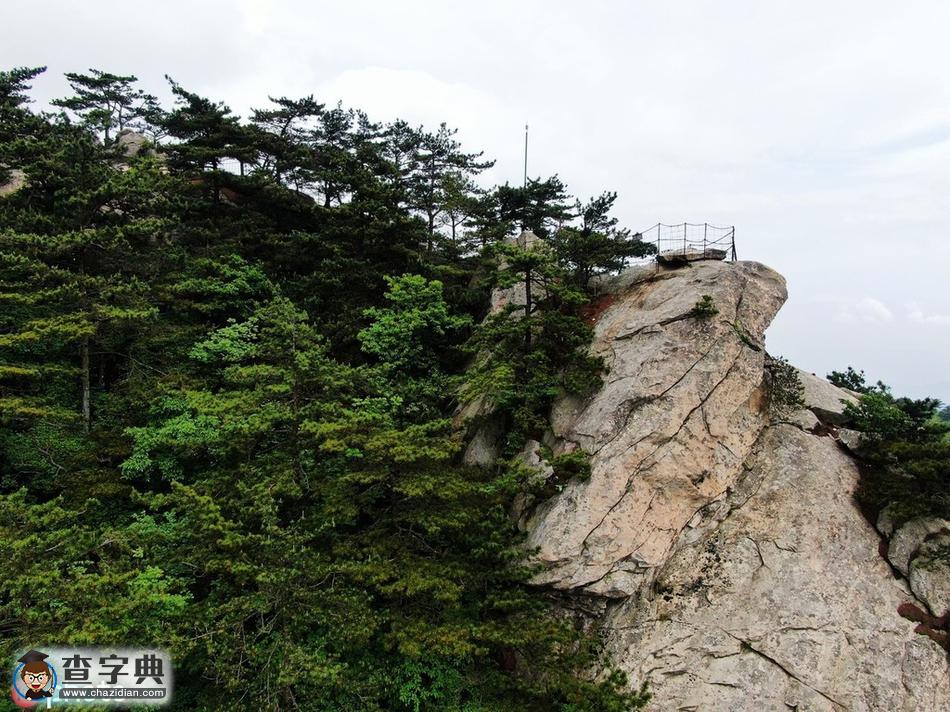 游客登高龜峰山 被譽(yù)為“天下第一龜”2