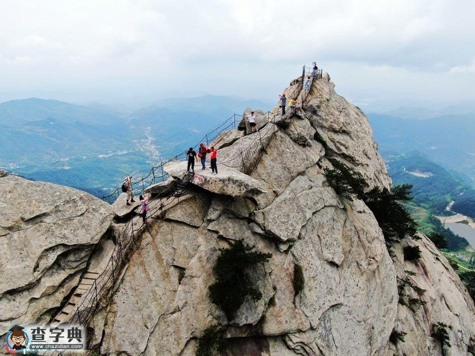游客登高龜峰山 被譽(yù)為“天下第一龜”1