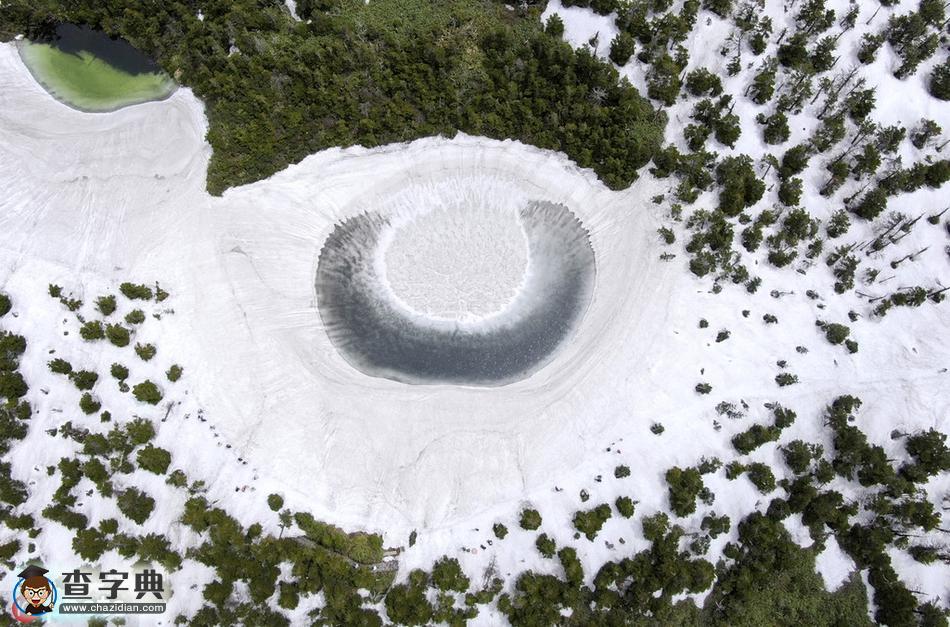 奇妙！伴隨 積雪融化 日本八幡平再現(xiàn)“龍眼”奇景1