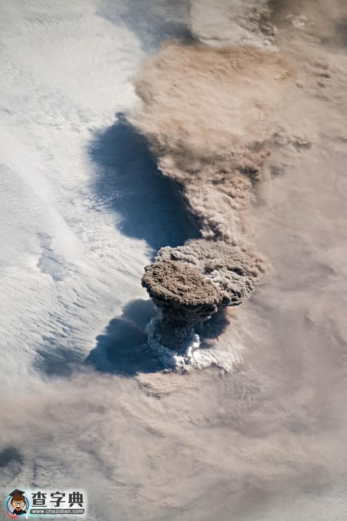 千島群島一火山噴發(fā) 太空看煙灰騰空而起猶如“蘑菇云”2