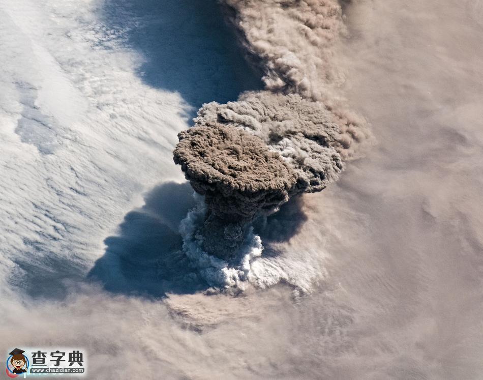 千島群島一火山噴發(fā) 太空看煙灰騰空而起猶如“蘑菇云”1