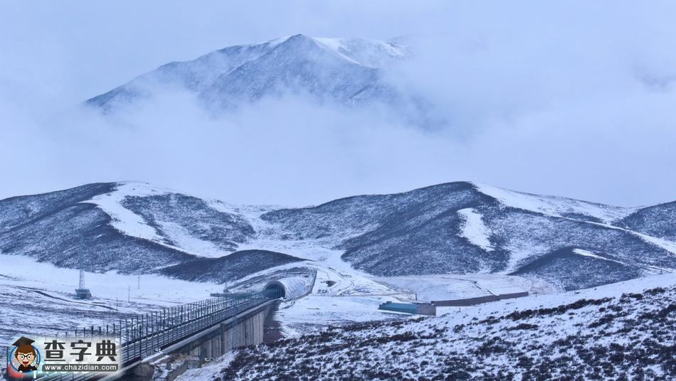 甘肅張掖深秋迎首場降雪 雪后的祁連山壯麗妖嬈1