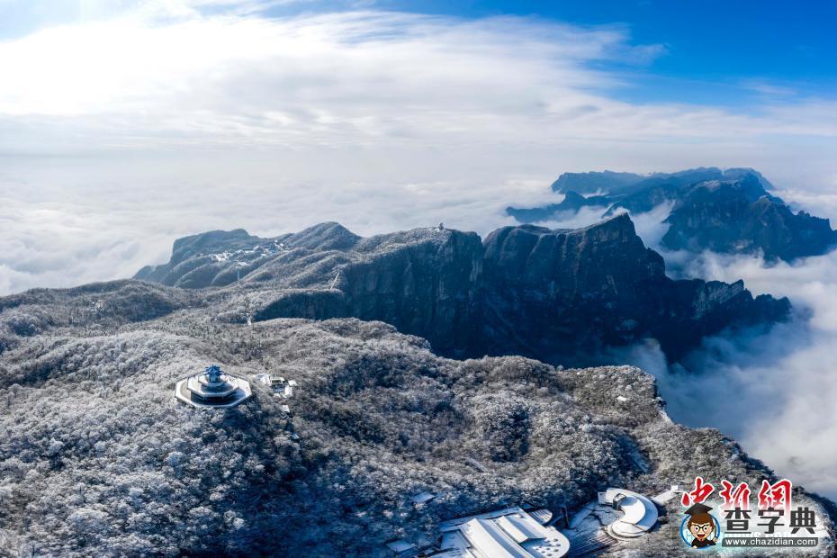 太美了！張家界天門山迎降雪 銀裝素裹云海翻滾3