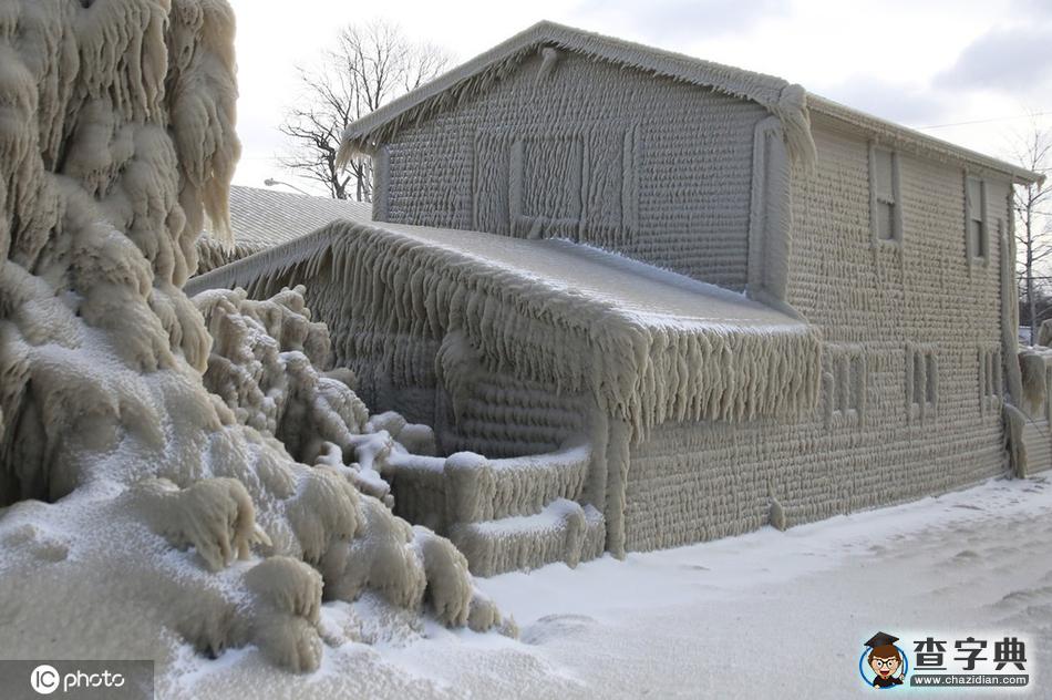 風(fēng)雪與巨浪合體 美國胡佛海灘變“冰封仙境”2