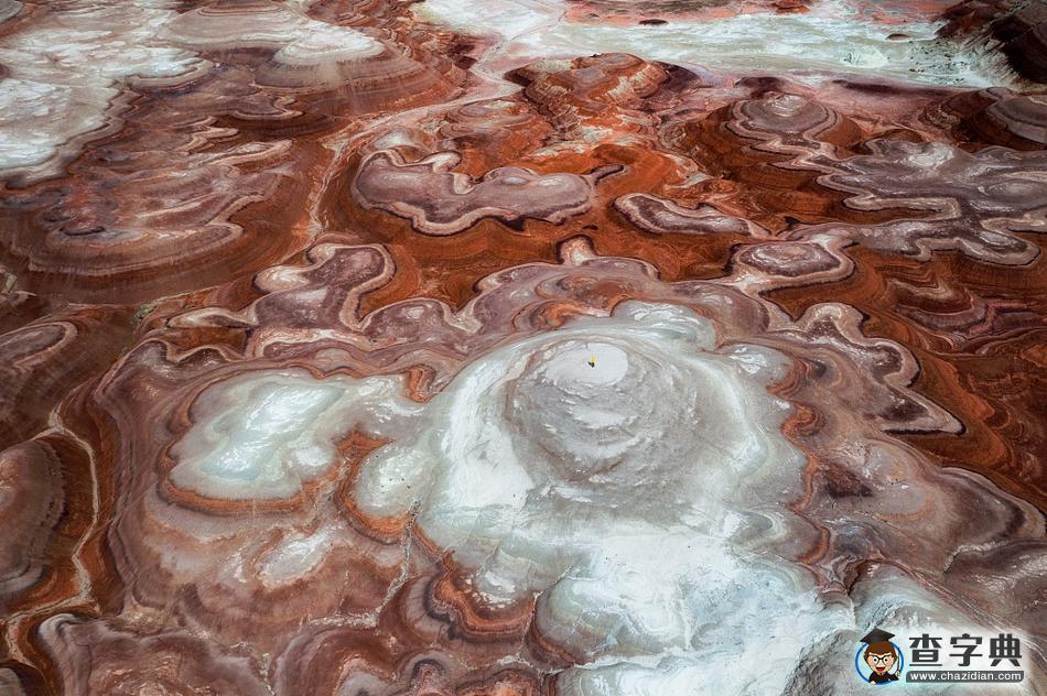 美國峽谷巖層地貌“隕坑”遍布 好似登陸火星荒涼沉寂3