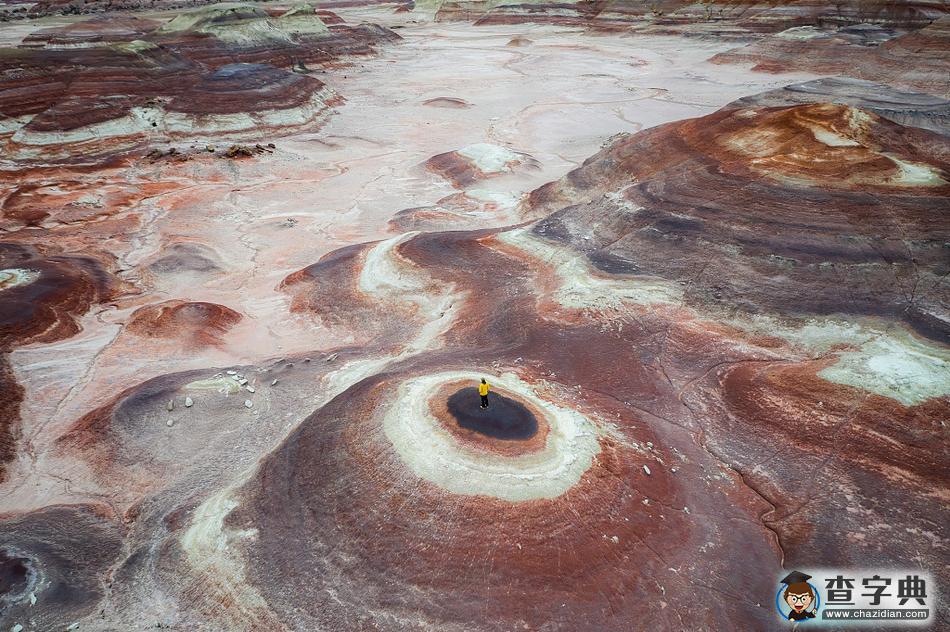 美國峽谷巖層地貌“隕坑”遍布 好似登陸火星荒涼沉寂2
