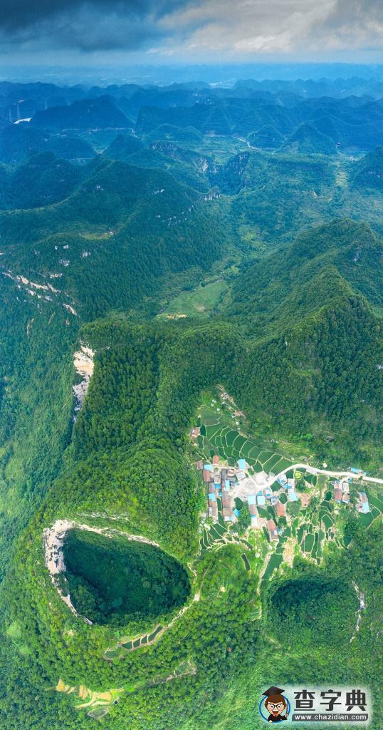 航拍貴州羅甸“人臉天坑” 感受大自然的神奇奧秘10