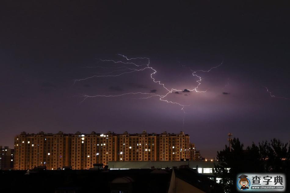雷電、大風(fēng)、冰雹齊襲京城 暴雨后現(xiàn)絕美閃電2