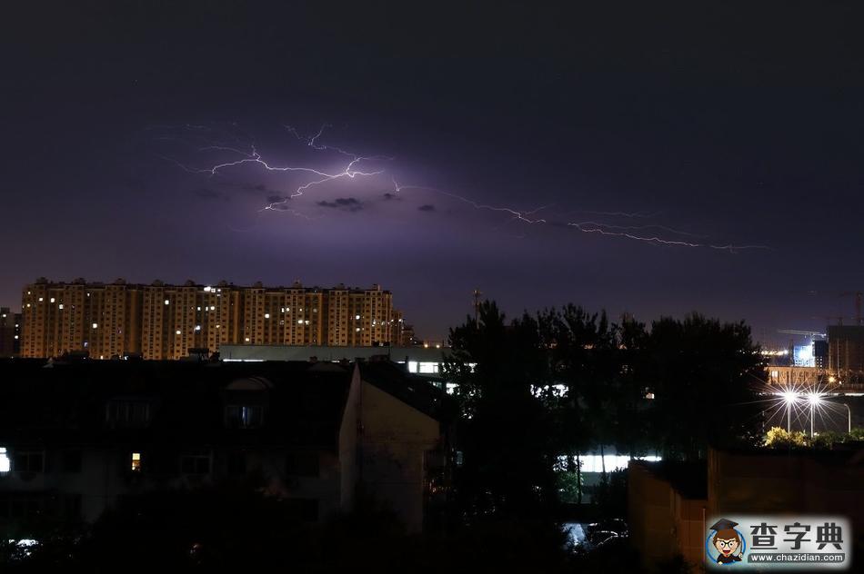 雷電、大風(fēng)、冰雹齊襲京城 暴雨后現(xiàn)絕美閃電1