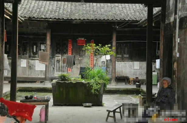 蘆山百年老宅震中不倒1