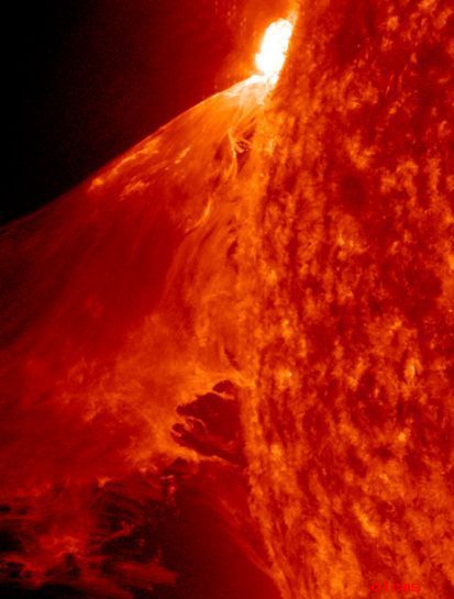 太陽再現(xiàn)耀斑爆發(fā)引發(fā)巨型日珥