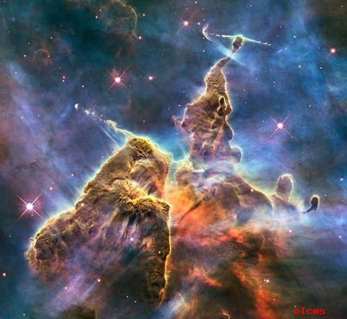 哈勃拍到的神秘山(圖片來源：NASA, ESA, M. Livio and the Hubble 20th Anniversary Team (STScI))