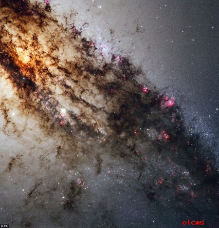 半人馬座A星系。科學(xué)家認(rèn)為這個星系中央存在一個超大質(zhì)量黑洞，放射出大量射電能和X射線