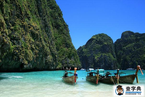  皮皮島位于泰國普吉島東南約20公里處，是由兩個(gè)主要島嶼組成的姐妹島，1983年被定為泰國國家公園。這是一個(gè)深受陽光眷寵的地方，柔軟潔白的沙灘，寧靜碧藍(lán)的海水，鬼斧神工的天然洞穴，未受污染的自然風(fēng)貌，使得她從普吉島周圍的30余個(gè)離島中脫穎而出，成為近年來炙手可熱的度假勝地之一。